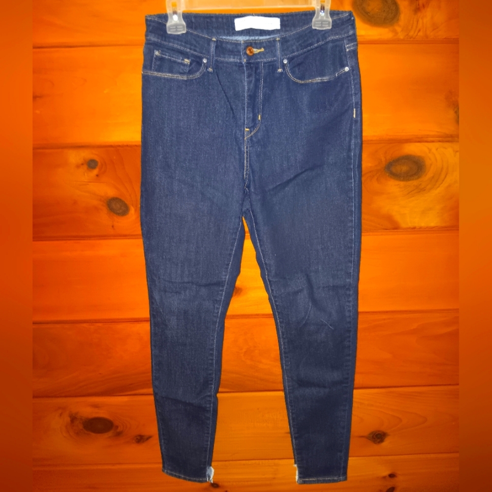 Signature Levi's High Rise Skinny jeans